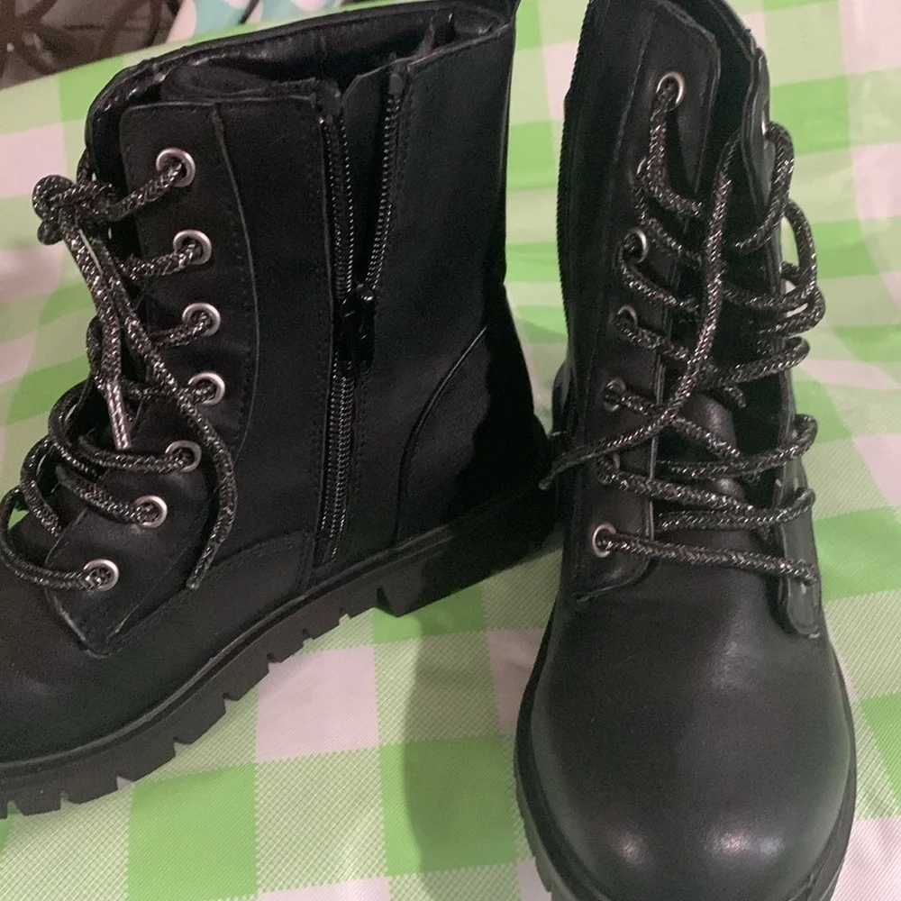 Magellan boots NEW